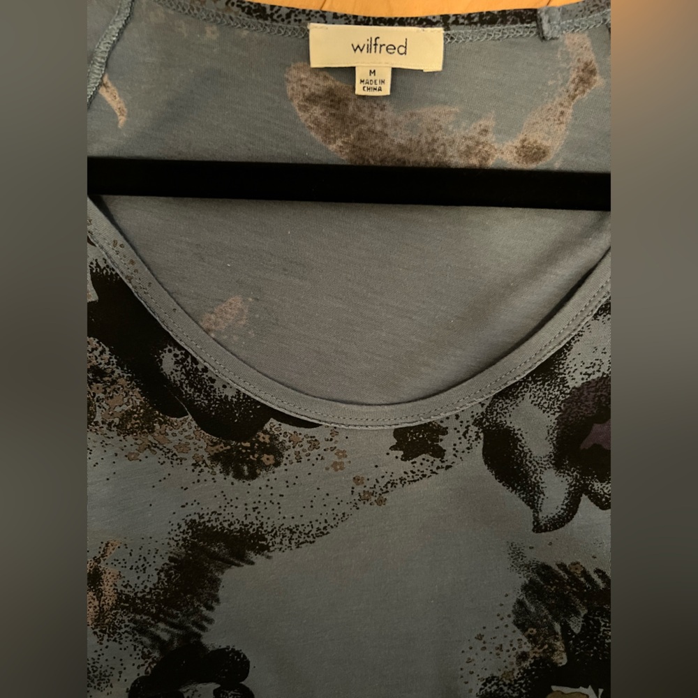 Wilfred Blue Floral Short Sleeve Top & Bonus PINK Light Blue V-Neck Tee ❤️🔥 - Picture 4 of 10